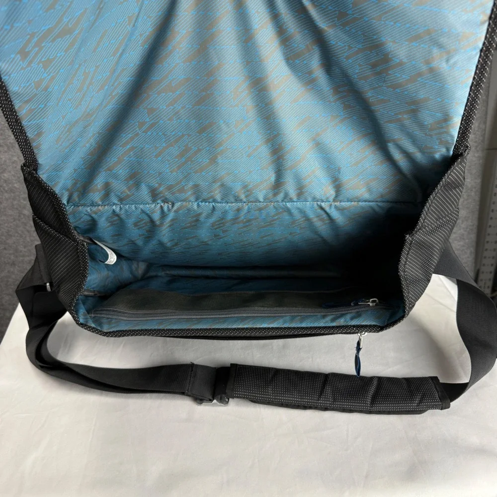 Thule Stravan Messenger Bag Black Laptop Case Penton Logo Adjustable Strap 17in